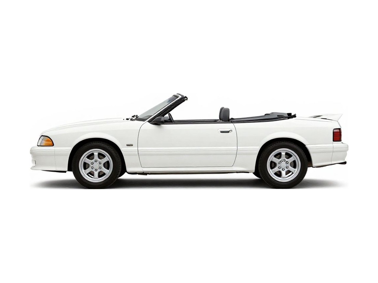 https://img.cruz.com/stock/1990/ford/1990-ford-mustang-gt-convertible-oxford-white