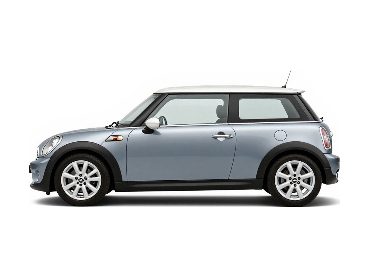 https://img.cruz.com/stock/2007/mini/2007-mini-cooper-base-pure-silver-metallic
