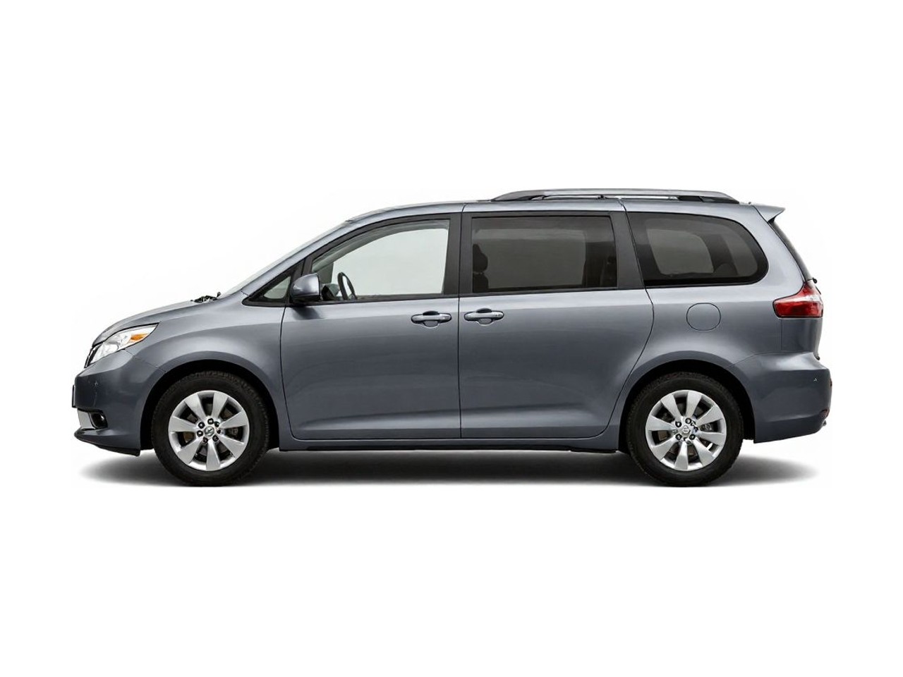 https://img.cruz.com/stock/2010/toyota/2010-toyota-sienna-xle-limited-silver-shadow-pearl