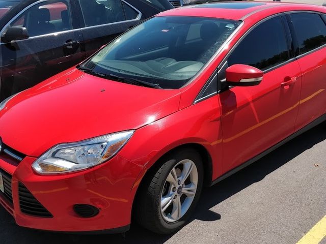 2014 Ford Focus SE, Race Red (Red & Orange), Front Wheel