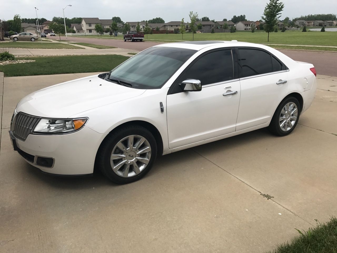 2011 Lincoln MKZ Base | Sioux Falls, SD, White Platinum Metallic Tri-Coat (White), Front Wheel