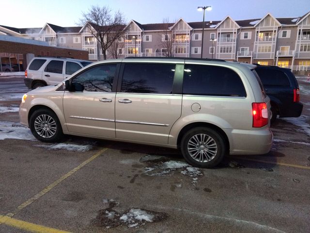 2014 Chrysler Town and Country Touring-L, Cashmere Pearl Coat (Brown & Beige), Front Wheel