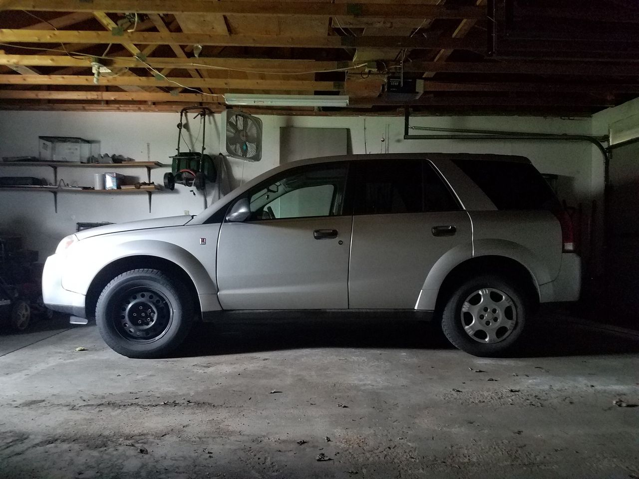 2004 Saturn Vue Base | Sioux Falls, SD, Silver Nickel (Silver), Front Wheel