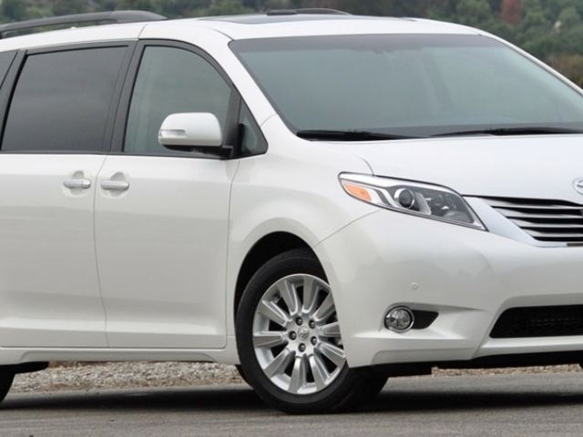 2016 Toyota Sienna, Blizzard Pearl (White)