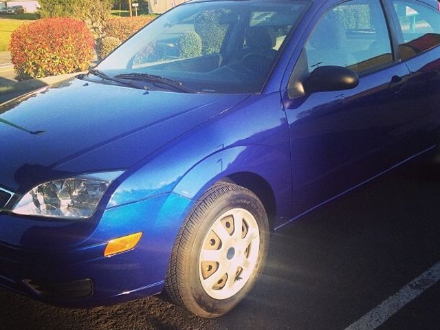 2005 Ford Focus ZX3 SE, Sonic Blue Clearcoat (Blue), Front Wheel