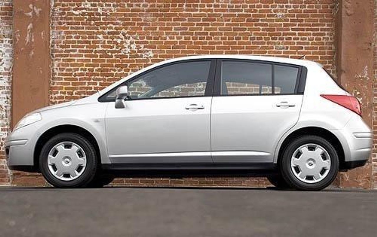 2009 Nissan Versa 1.8 SL | Anaheim, CA, Magnetic Gray (Gray), Front Wheel