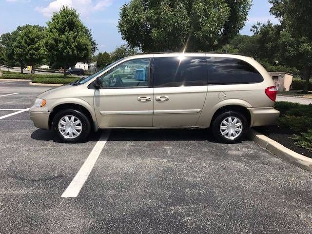 2006 Chrysler Town and Country Base, Linen Gold Metallic Pearlcoat (Gold & Cream), Front Wheel