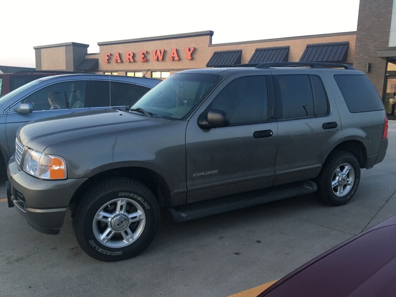 2004 Ford Explorer XLS | Sioux Falls, SD, Pueblo Gold Clearcoat Metallic (Gold & Cream), 4 Wheel