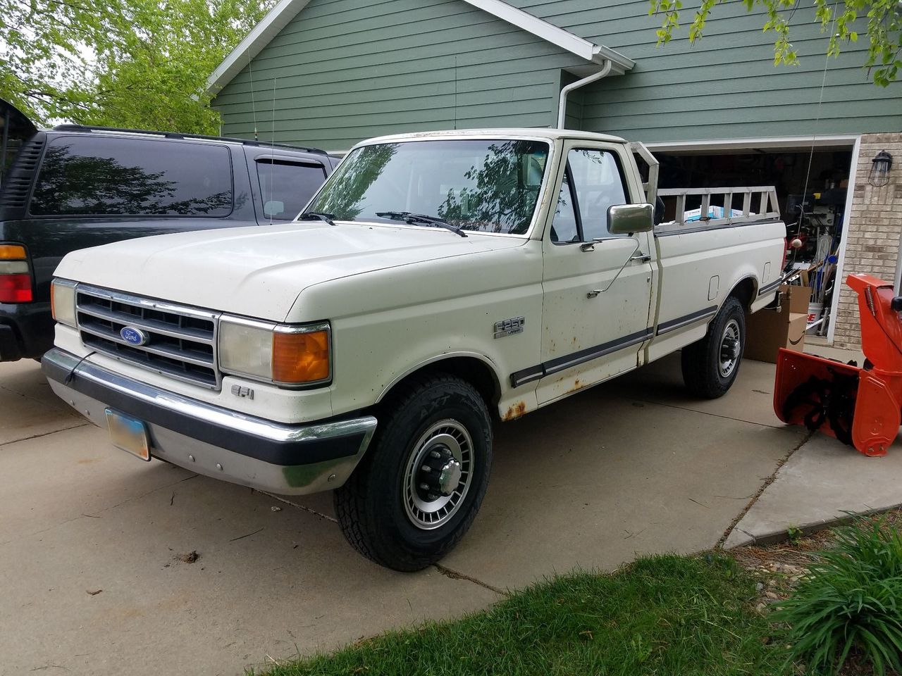 1990 Ford F-250 XLT Lariat | Sioux Falls, SD, Off White, Rear Wheel