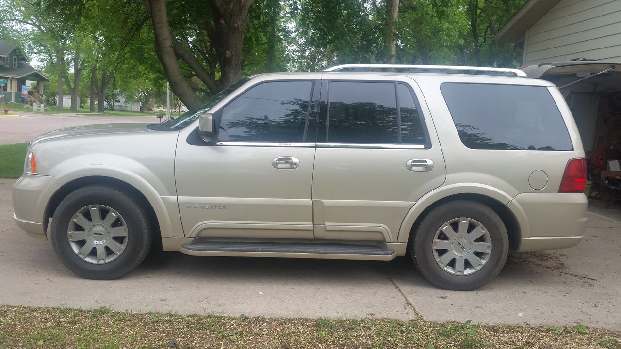 2004 Lincoln Navigator Luxury | Canton, SD, Light French Silk Clearcoat Metallic (Brown & Beige), 4 Wheel