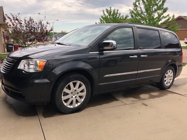 2012 Chrysler Town and Country Touring-L, Dark Charcoal Pearl Coat (Gray), Front Wheel