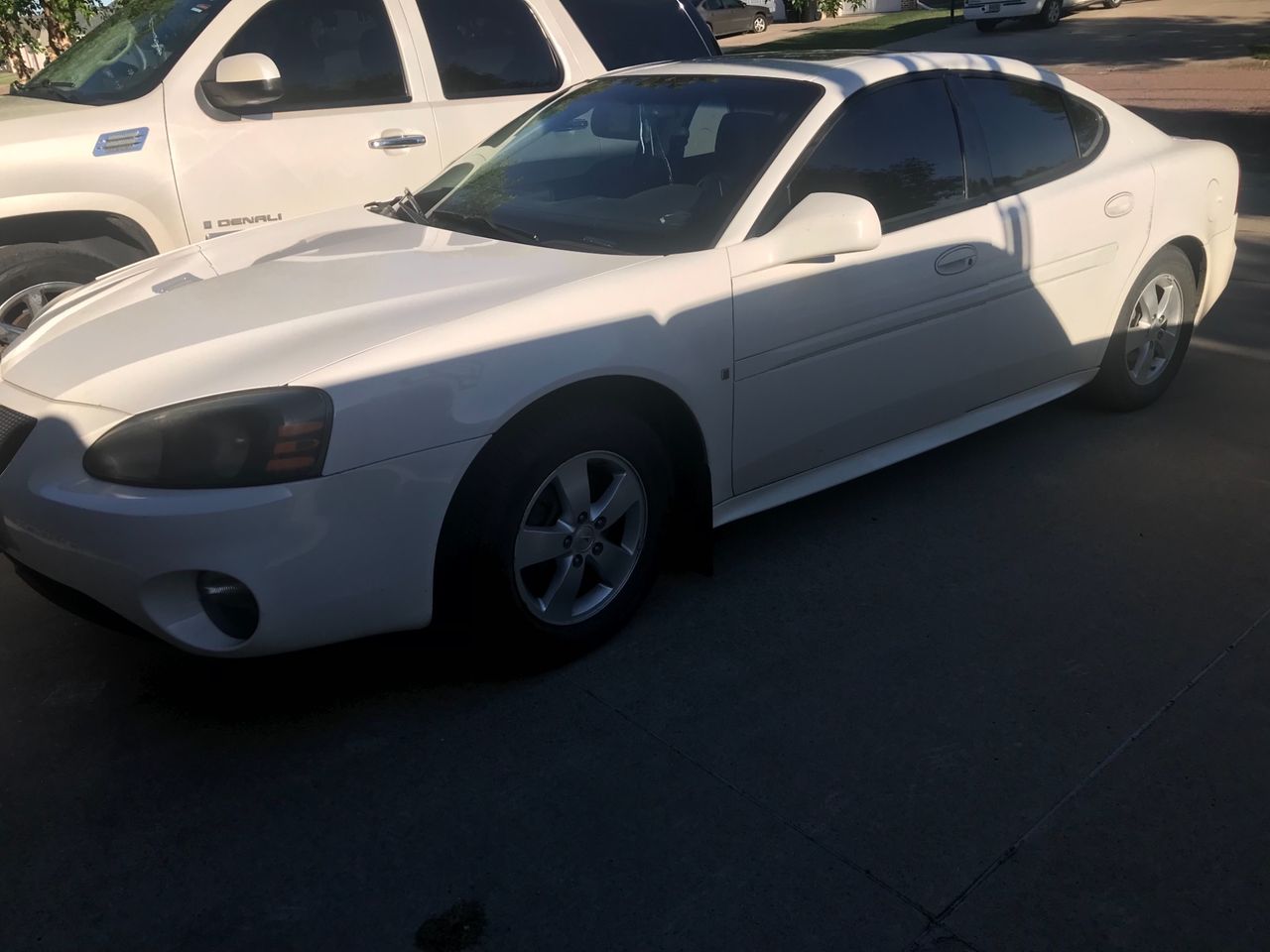 2008 Pontiac Grand Prix Base | Sioux Falls, SD, Ivory White (White), Front Wheel