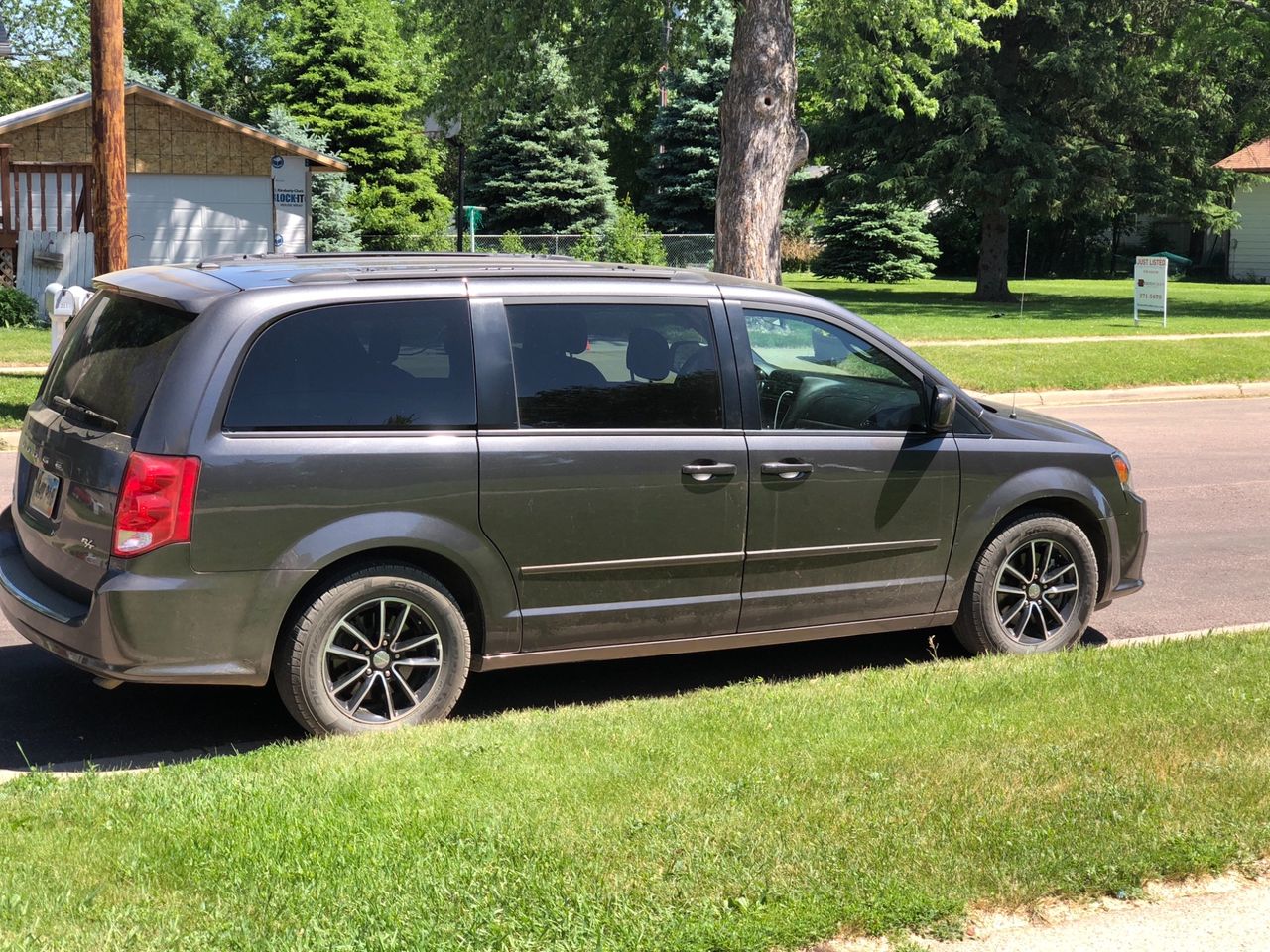 2016 Dodge Grand Caravan | Tea, SD, Granite Crystal Metallic Clear Coat (Gray), Front Wheel