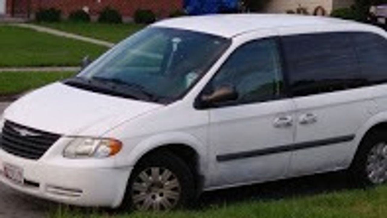 2007 Chrysler Town and Country | Parkville, MD, Cool Vanilla Clearcoat (White), Front Wheel