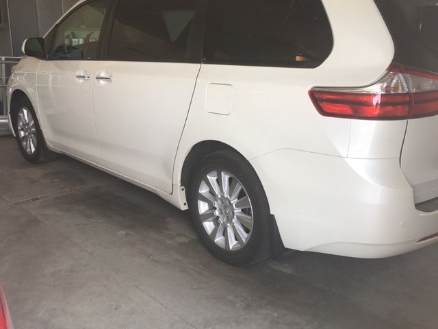 2015 Toyota Sienna, Blizzard Pearl (White)