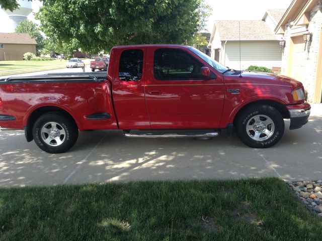 1999 Ford F-150 Lariat, Bright Red Clearcoat (Red & Orange), Rear Wheel