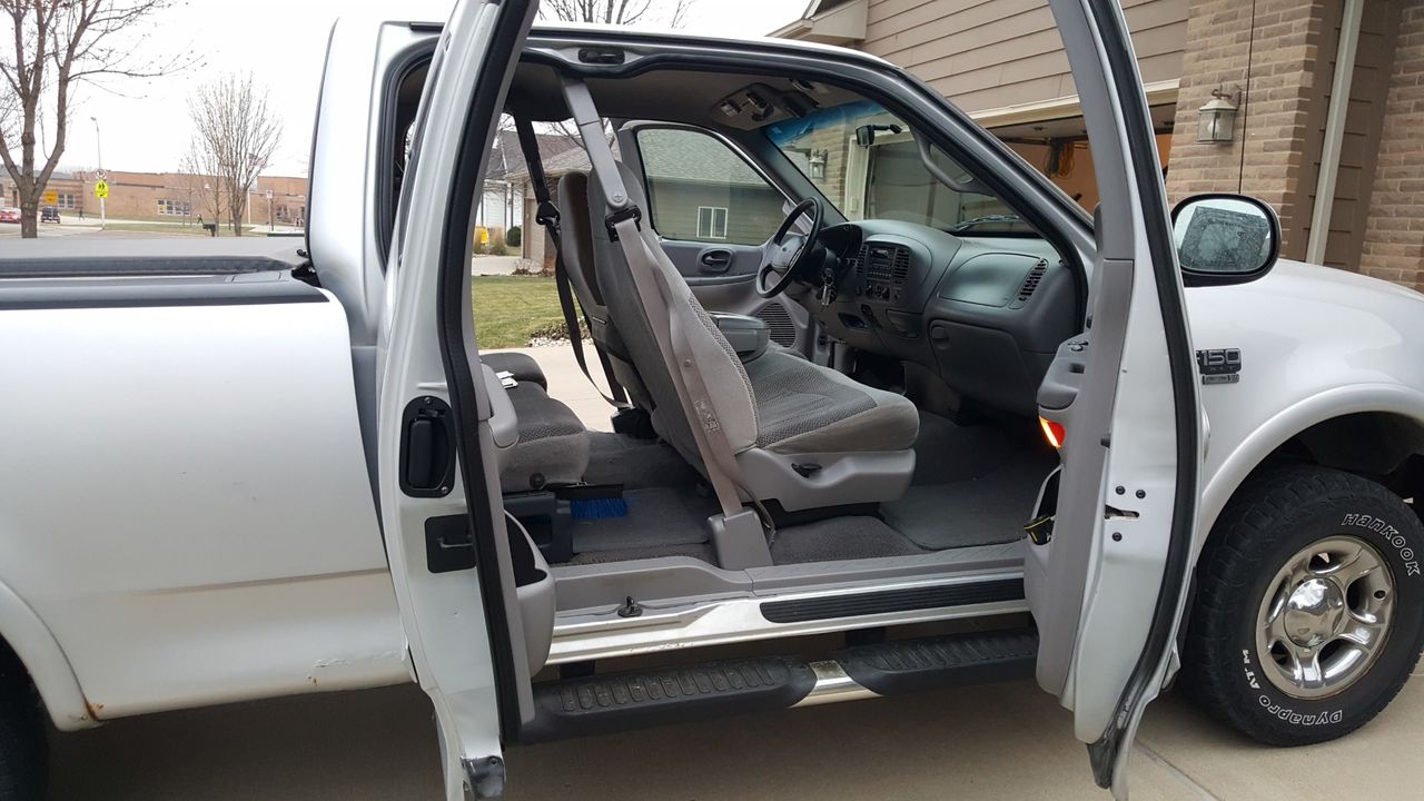 1999 Ford F-150 XLT | Sioux Falls, SD, Silver Clearcoat Metallic (Silver), 4 Wheel