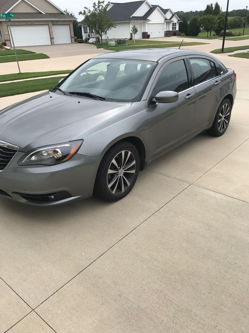 2013 Chrysler 200 Limited | Marion, IA, Tungsten Metallic Clear Coat (Gray), Front Wheel
