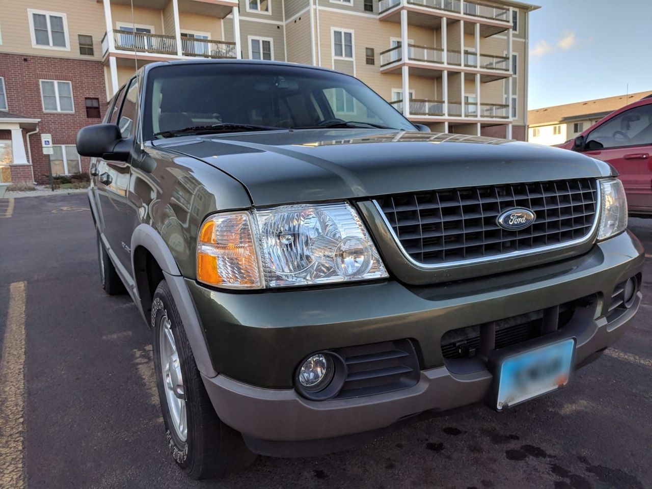 2002 Ford Explorer XLT | Brookings, SD, Harvest Gold Clearcoat Metallic (Gold & Cream), 4 Wheel