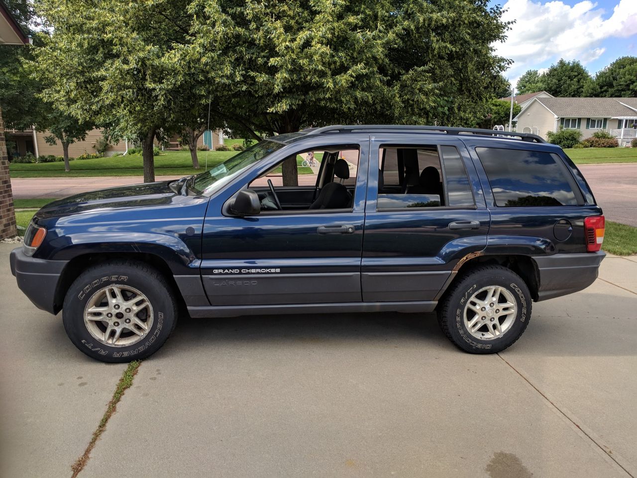 2004 Jeep Grand Cherokee Laredo | Sioux Falls, SD, Midnight Blue Pearlcoat (Blue), 4 Wheel