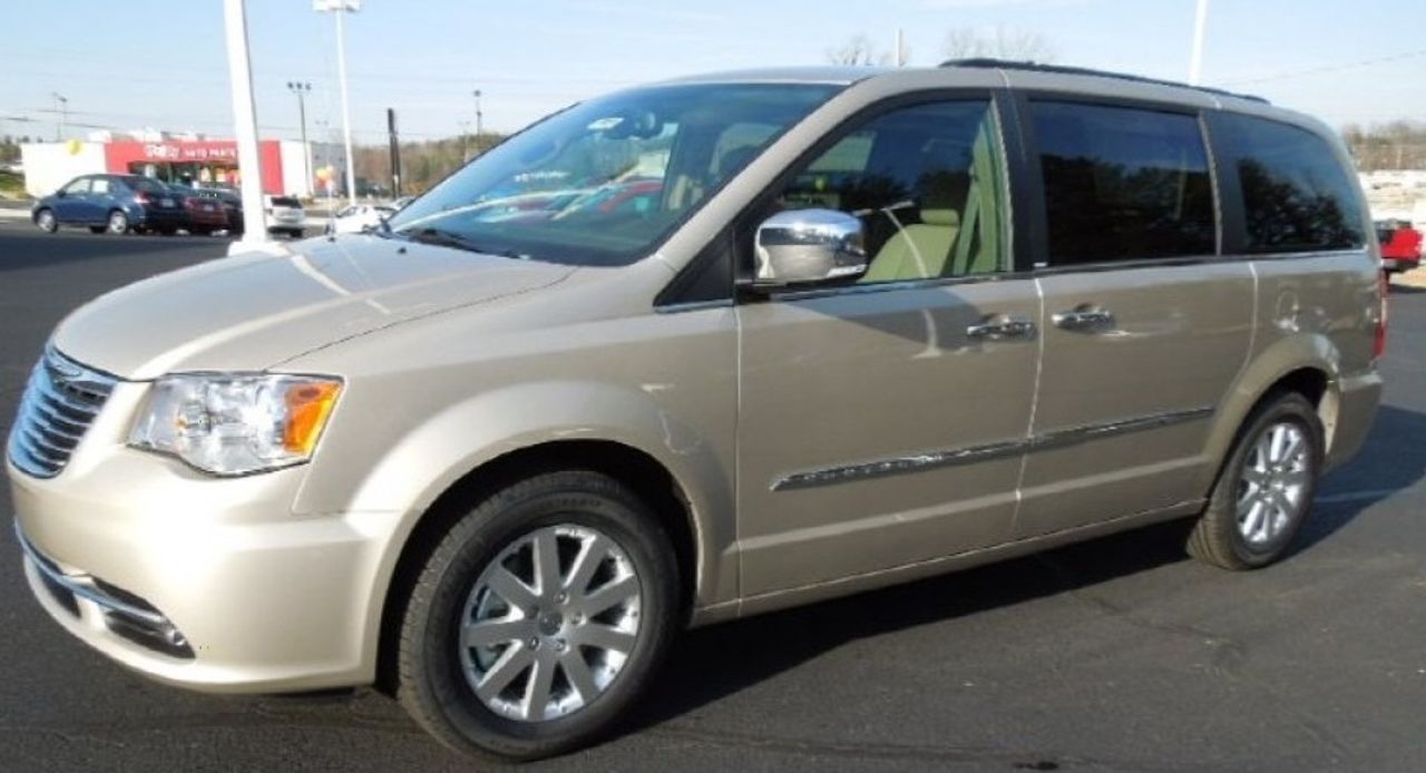 2013 Chrysler Town and Country | Alexandria, SD, Cashmere Pearl Coat (Brown & Beige), Front Wheel