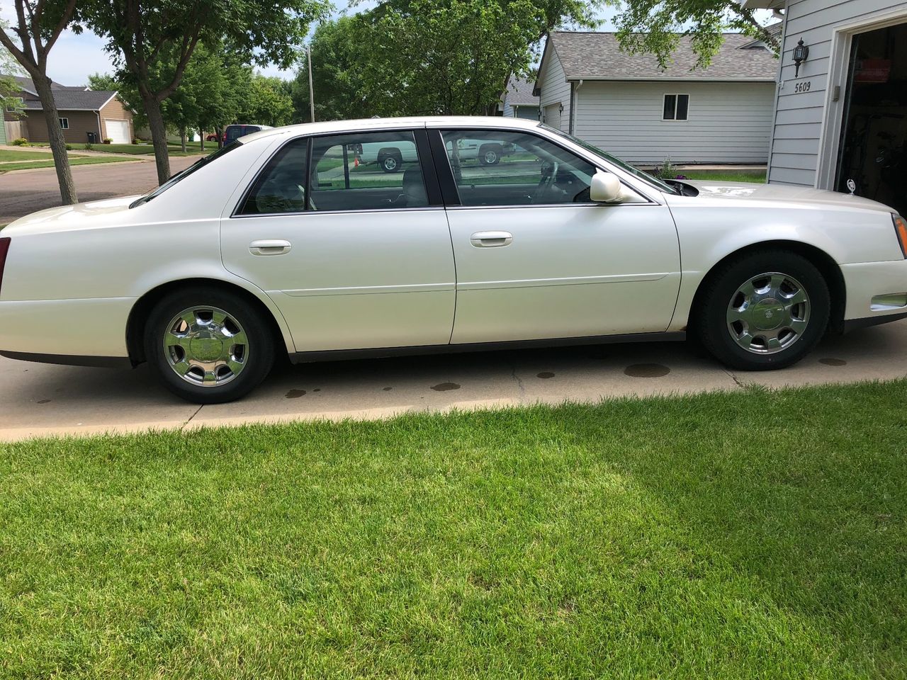 2001 Cadillac DeVille | Sioux Falls, SD, White Diamond (White), Front Wheel