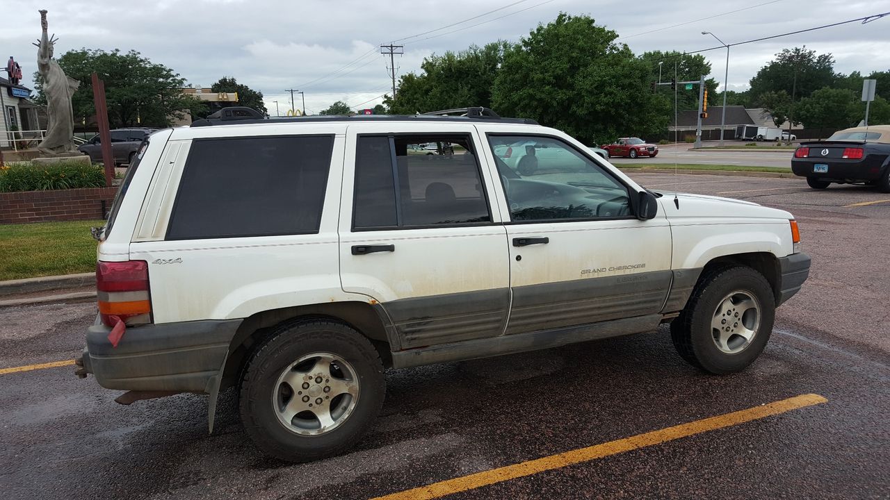 1997 Jeep Grand Cherokee Laredo | Sioux Falls, SD, Stone White (White), 4 Wheel