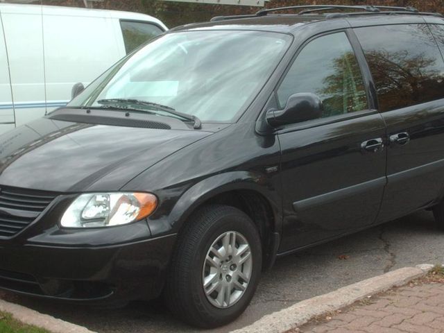 2005 Dodge Caravan SE, Brilliant Black Crystal Pearlcoat (Black), Front Wheel