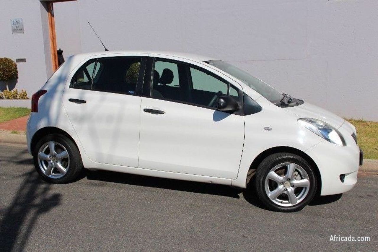 2009 Toyota Yaris Base | Sioux Falls, SD, Polar White (White), Front Wheel