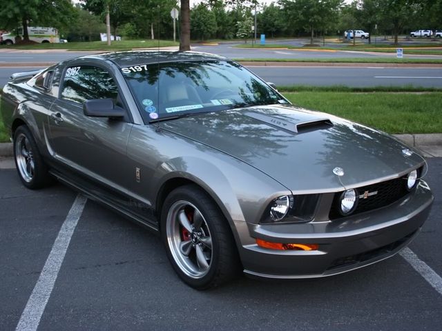 2005 Ford Mustang GT Premium, Mineral Grey Clearcoat Metallic (Gray), Rear Wheel