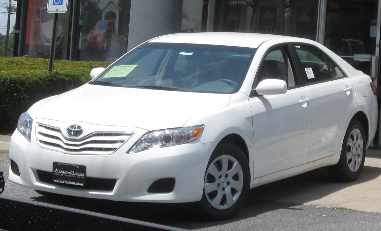 2010 Toyota Camry LE | Sioux Falls, SD, Super White (White), Front Wheel