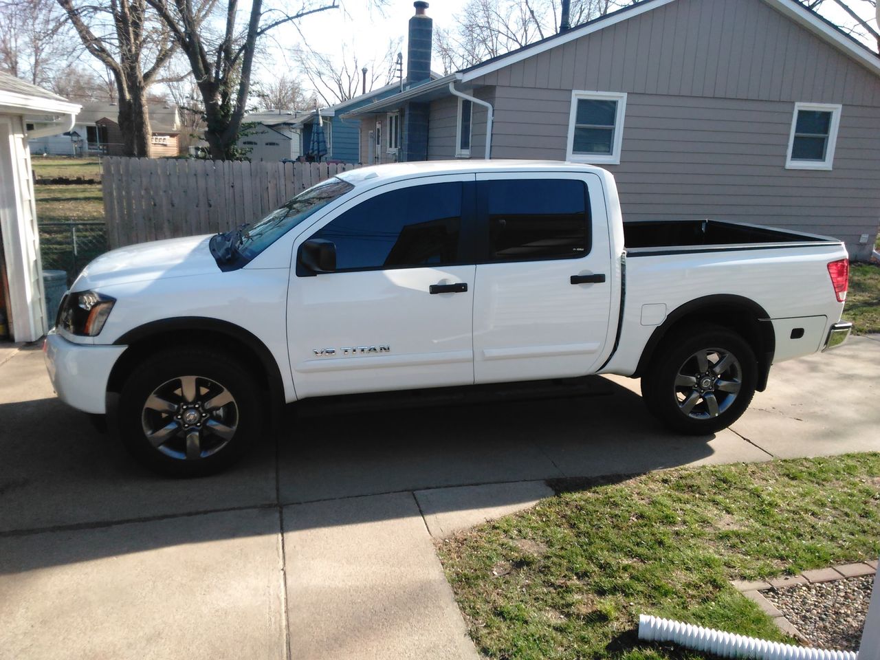 2015 Nissan Titan SV | Sioux Falls, SD, Glacier White (White), 4x4