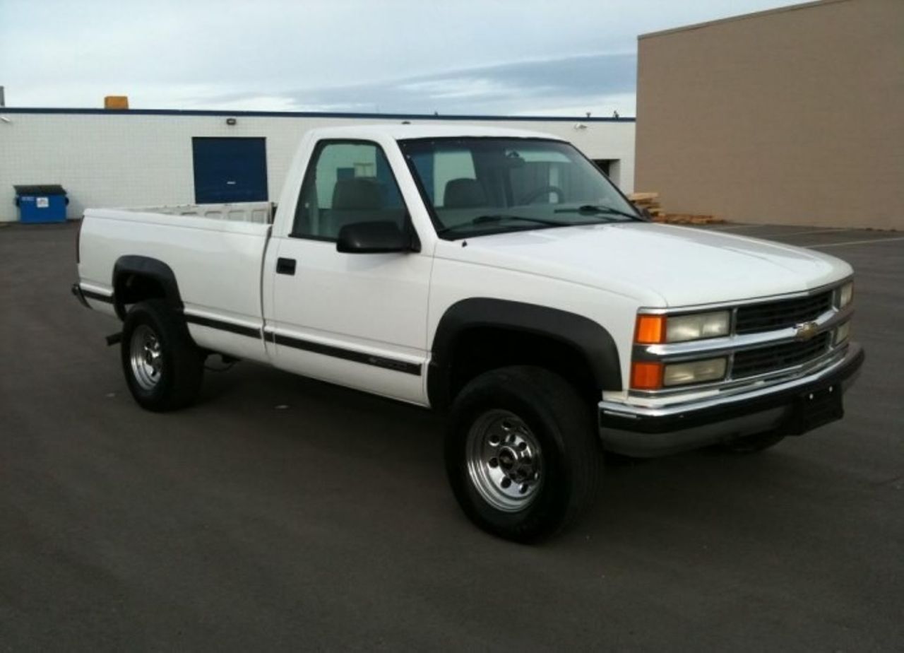 2000 Chevrolet C/K 2500 Series | Tea, SD, Summit White (White)