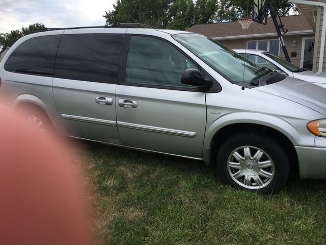 2006 Chrysler Town and Country Touring, Bright Silver Metallic Clearcoat (Silver), Front Wheel