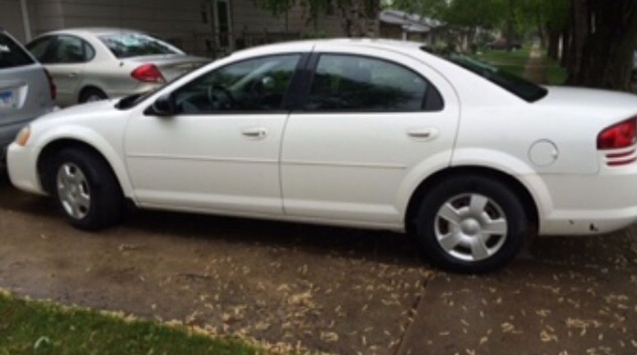 2005 Dodge Stratus SE | Lennox, SD, Brilliant Black Crystal Pearlcoat (Black), Front Wheel