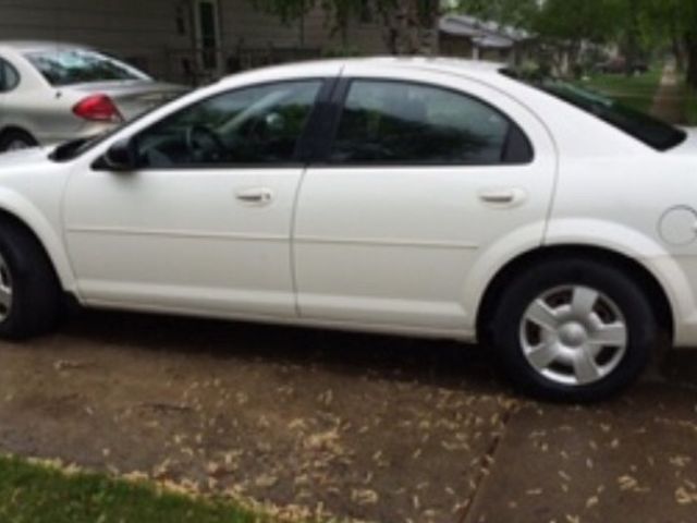 2005 Dodge Stratus SE, Brilliant Black Crystal Pearlcoat (Black), Front Wheel