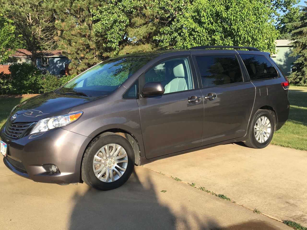 2011 Toyota Sienna XLE 8-Passenger | Beresford, SD, Predawn Gray Mica (Gray), Front Wheel