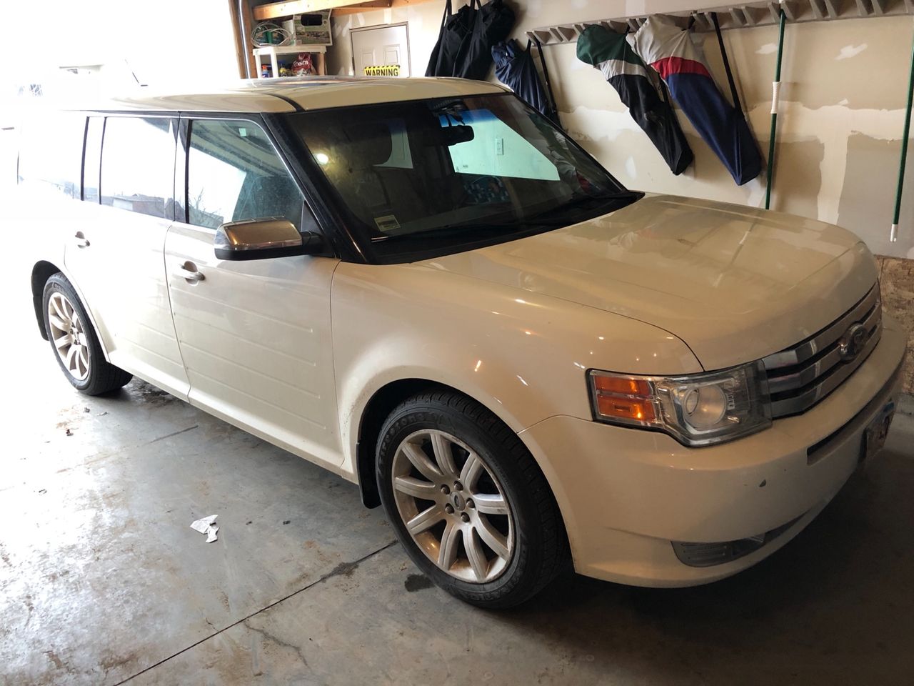 2010 Ford Flex SE | Harrisburg, SD, White Suede Clearcoat (White), Front Wheel