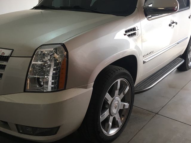 2013 Cadillac Escalade Luxury, White Diamond Tricoat (White), All Wheel