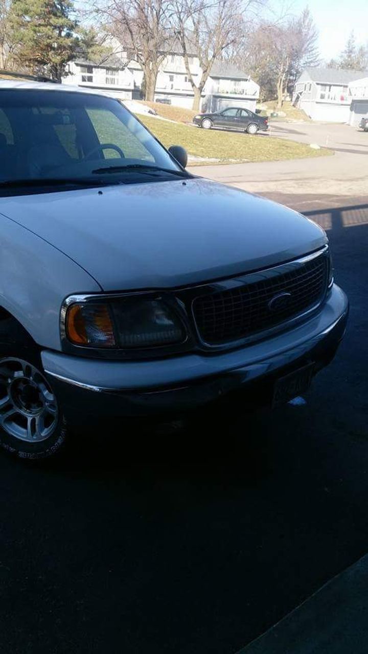 1999 Ford Expedition XLT | Mound, MN, Oxford White Clearcoat (White), Rear Wheel