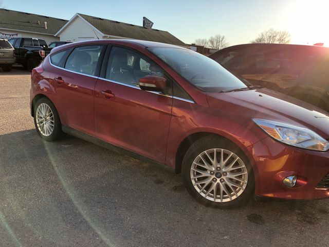 2012 Ford Focus, Race Red (Red & Orange), Front Wheel