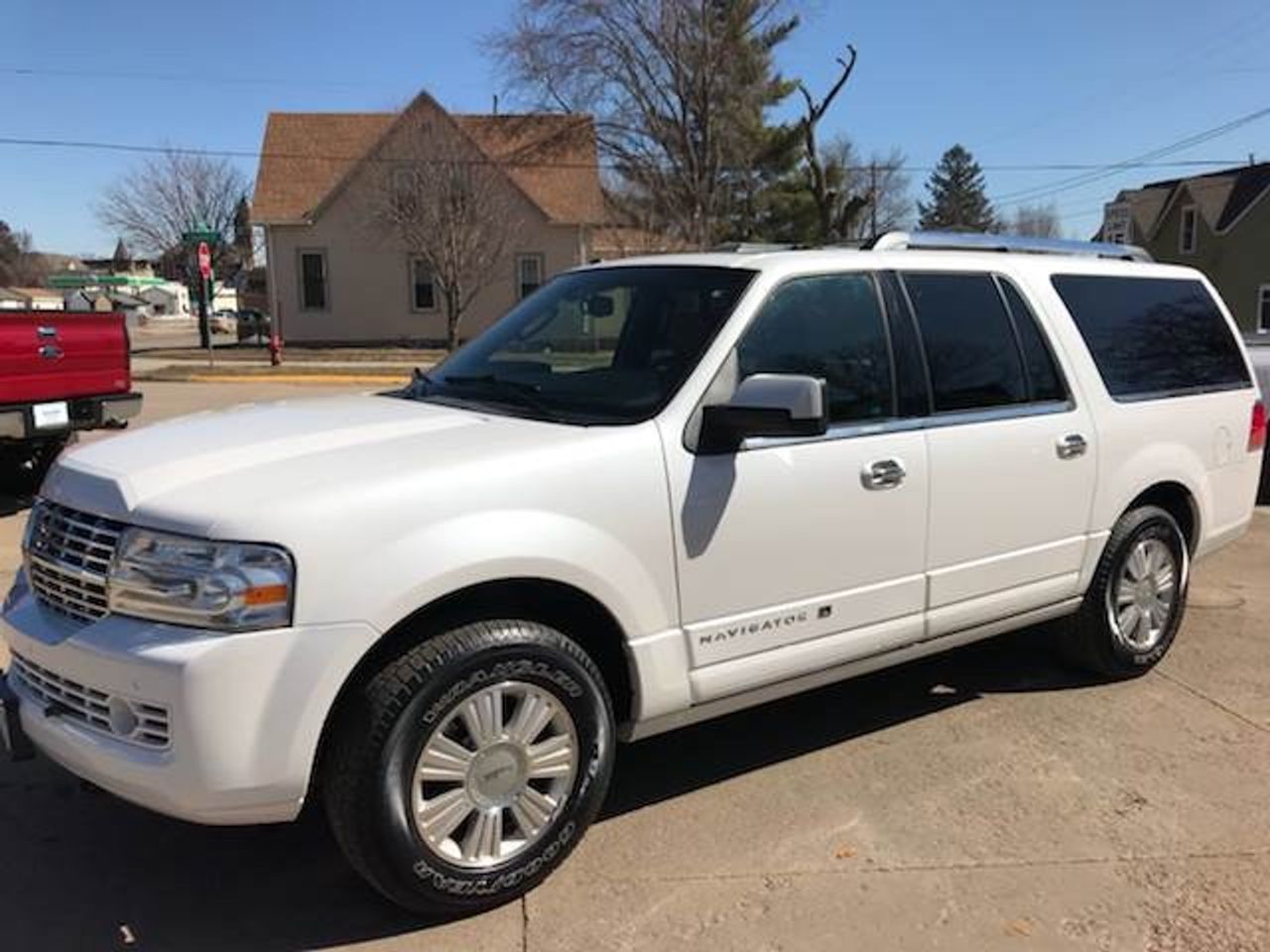 2011 Lincoln Navigator L Base | Sioux Falls, SD, White Platinum Metallic Tri-Coat (White), 4x4