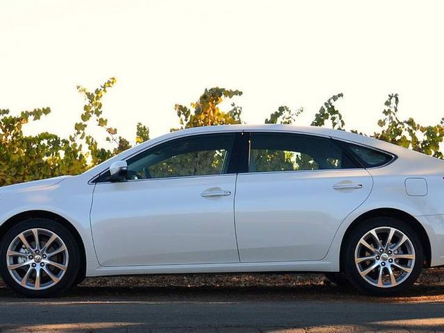 2016 Toyota Avalon, Blizzard Pearl (White), Front Wheel