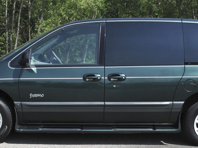 1999 Plymouth Voyager, Alpine Green Pearlcoat (Green), Front Wheel