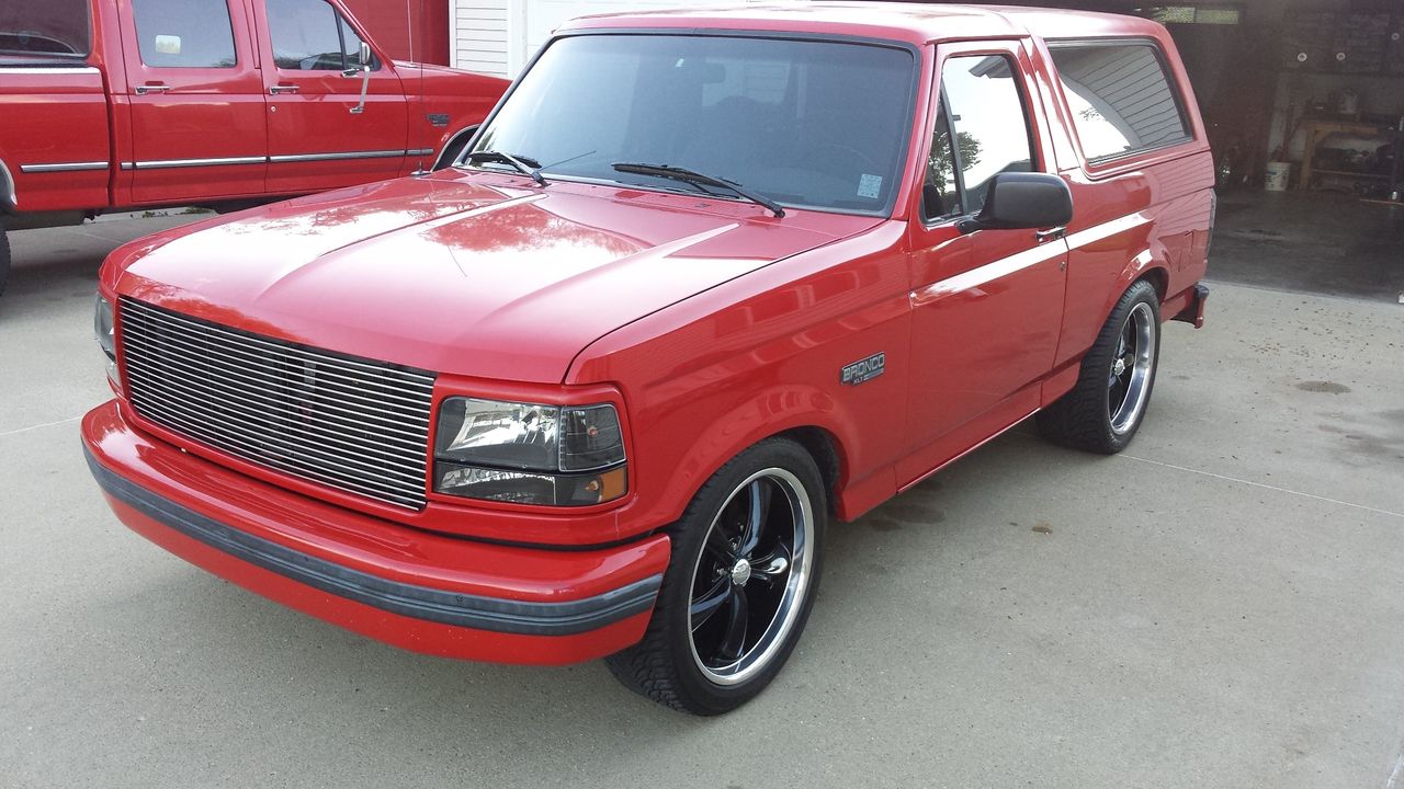 1996 Ford Bronco XLT | Sioux City, IA, Bright Red Clearcoat (Red & Orange), 4 Wheel