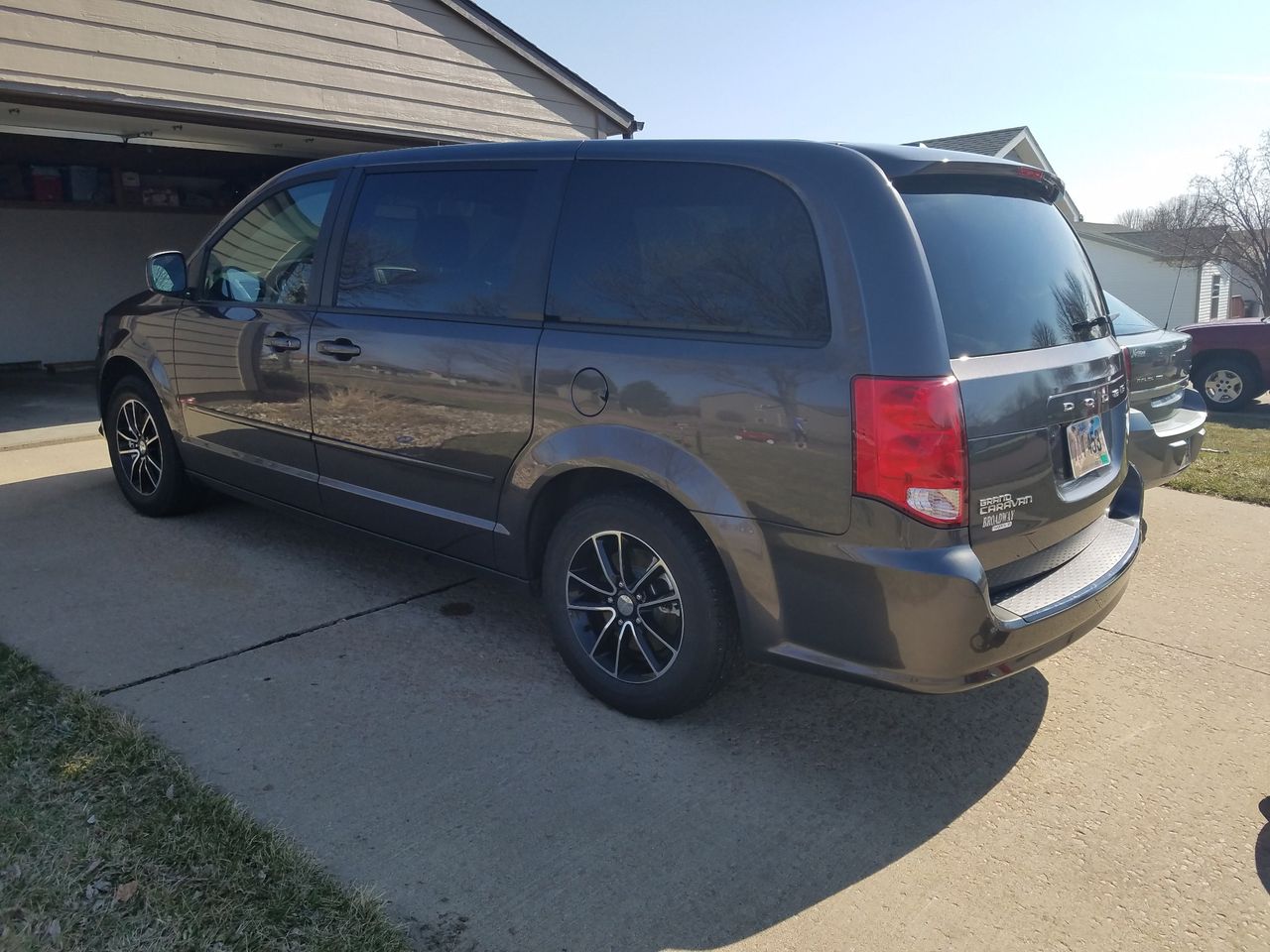 2017 Dodge Grand Caravan | Yankton, SD, Granite Pearl Coat (Gray), Front Wheel